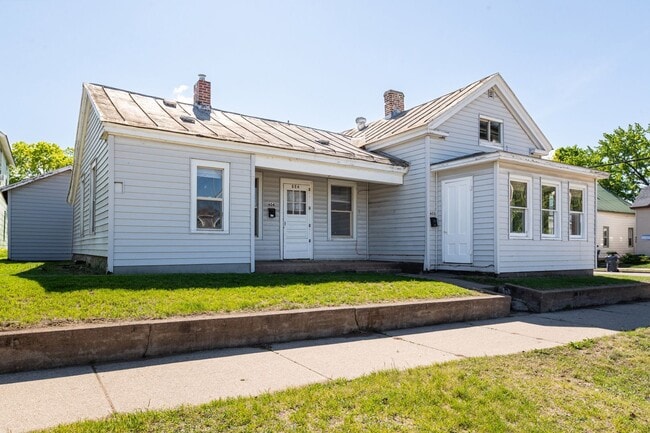 Building Photo - 602-604 9th St N