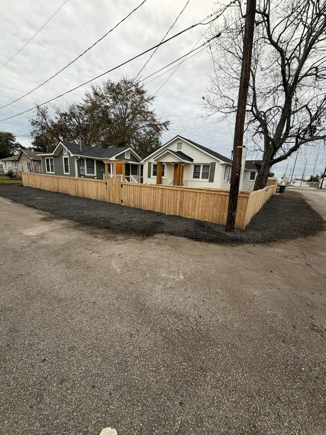 Building Photo - 2850 Appleton Ave