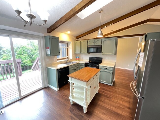 Building Photo - 3 Bedroom Home Available Near Research Pkw...