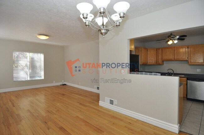 Building Photo - 1577 Glen Arbor St