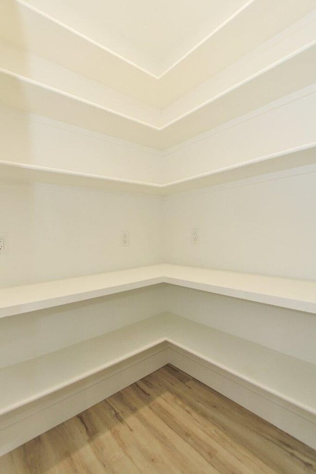 Building Photo - Immaculate Bench Home!