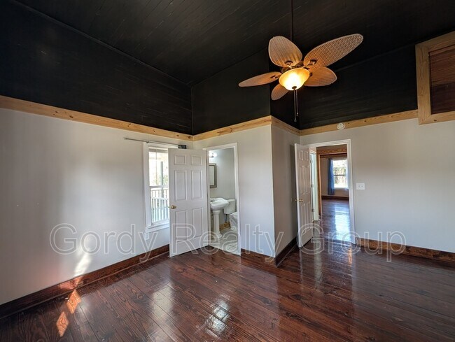 Building Photo - 5443 10th St