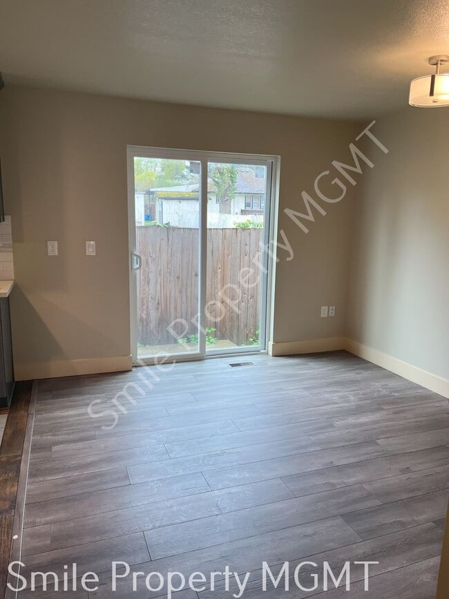 Building Photo - single house