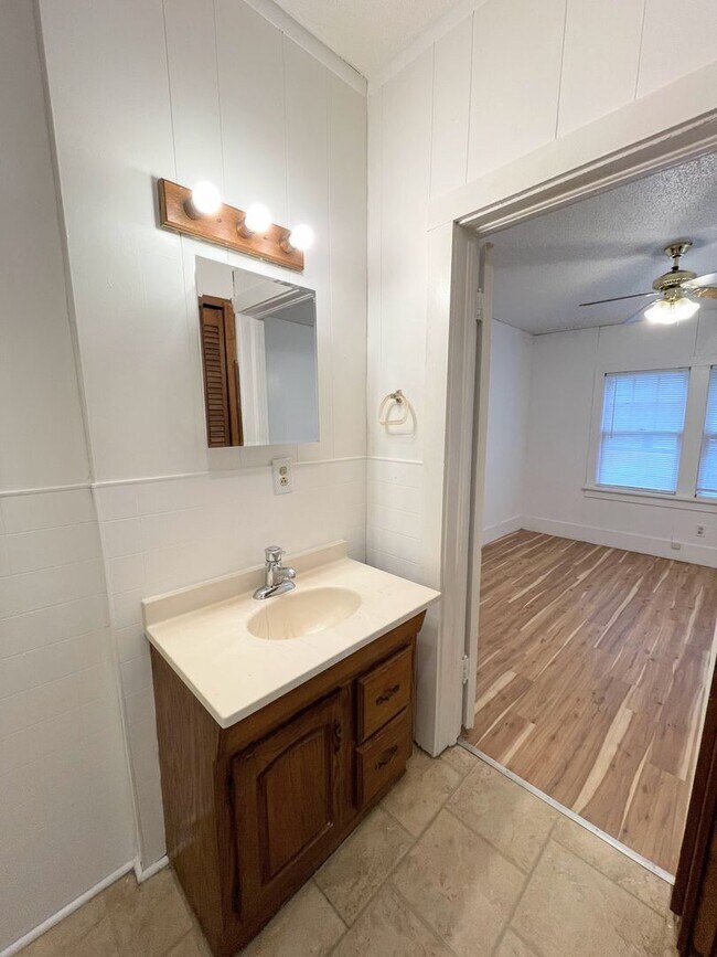 Building Photo - 1 Bed 1 Bath Duplex