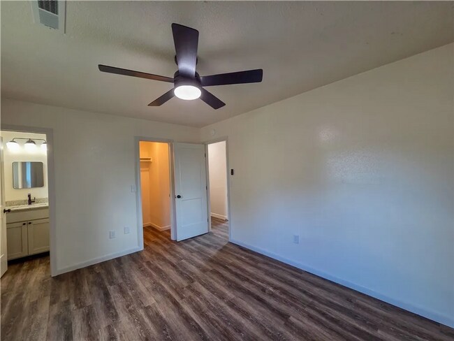 Building Photo - 412 W Swallow Cir