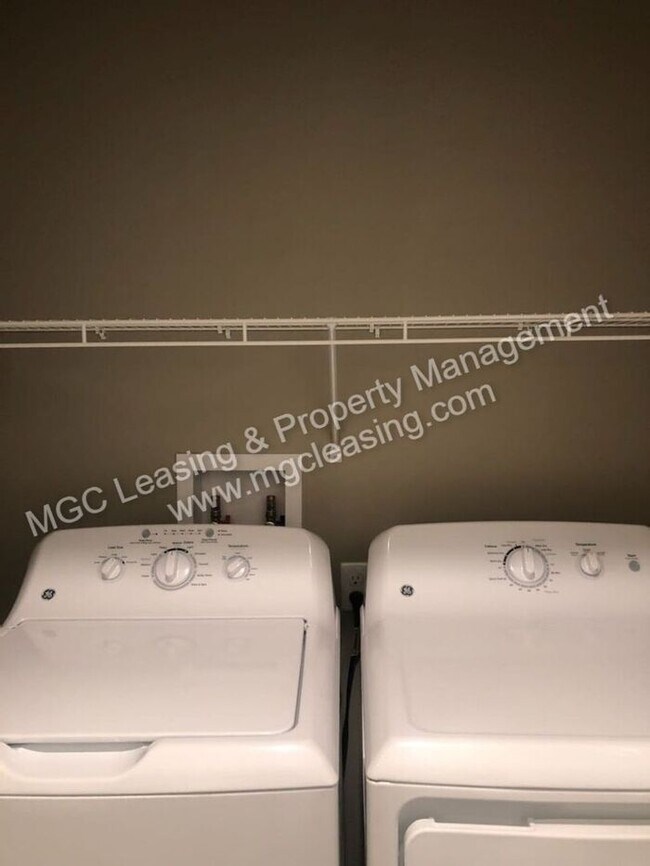 Building Photo - 2 Bedroom Luxury Apartment in the Northland of KCMO