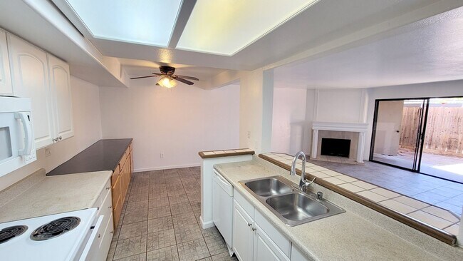 Building Photo - 2 bed/ 1 bath with a BIG Backyard in Escondido!! AVAILABLE NOW!!