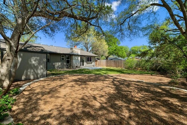 Building Photo - 2501 Redleaf Ln