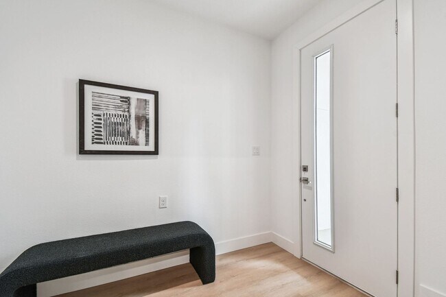 Building Photo - A charming coastal townhouse, just minutes from downtown St. Pete!