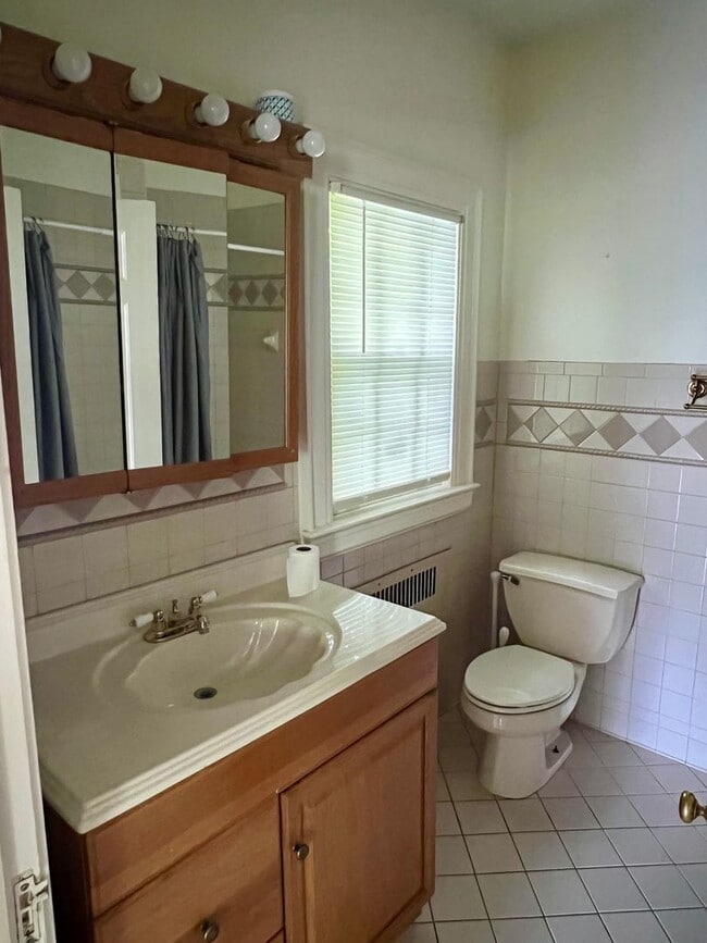 Building Photo - 2 Bedroom in Downtown Hendersonville!