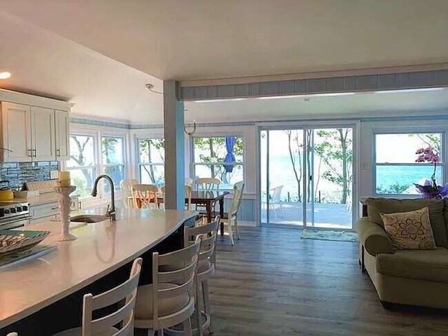 Building Photo - 7 Oak St