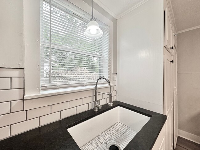 Building Photo - Available Now! Charming & Updated 3-Bedroo...