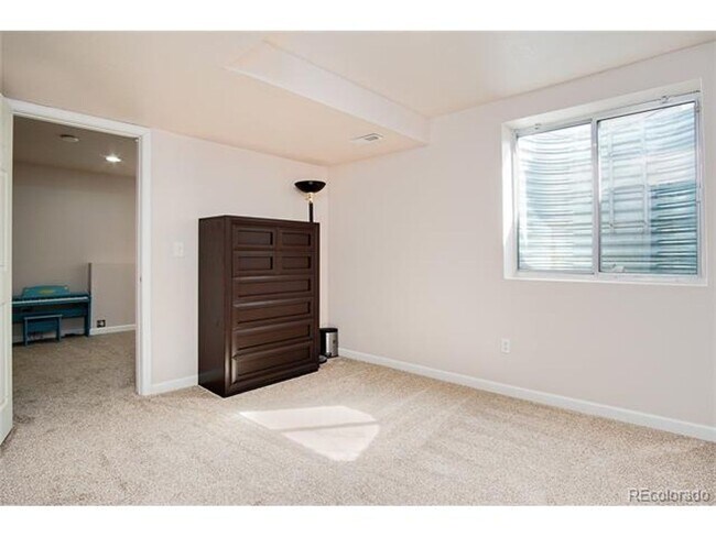 Building Photo - Beautiful single family home with 4 bed an...