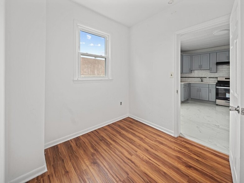 Building Photo - 334 Redwood Ave