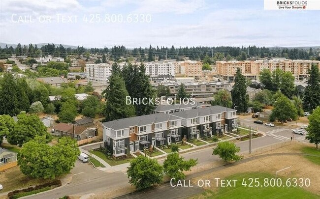 Building Photo - Move-In Ready Townhome with Ground Floor Suite & Views of Olympic Mountains