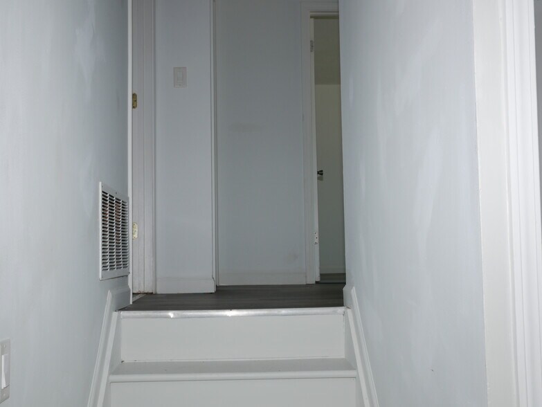 Building Photo - 8945 Mariposa Dr