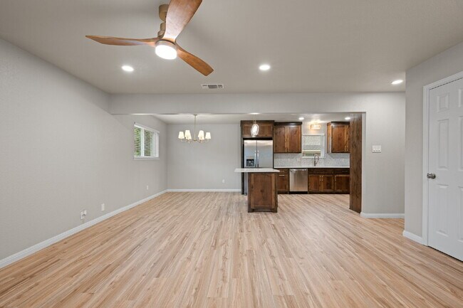 Building Photo - 2 Bed, 2 Bath Duplex