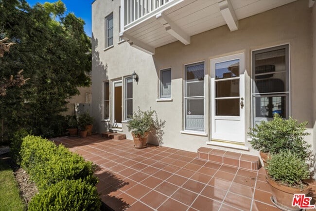 Building Photo - 8664 W Olympic Blvd