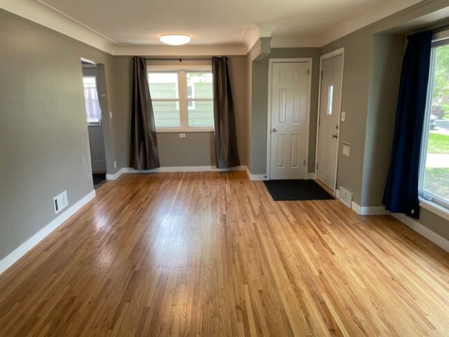 Building Photo - Updated, Modern, 4 Bed, 2 Bath, 3+Car Garage