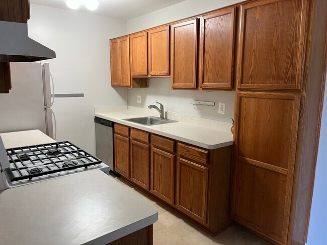 Building Photo - 44457 Savery Dr