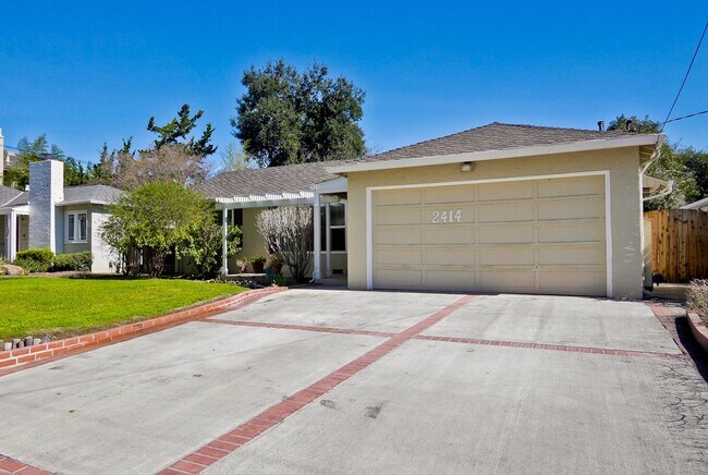 Building Photo - Awesome Home Located in a Quiet Tree Line ...