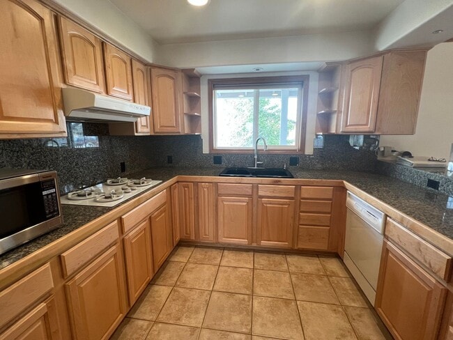 Building Photo - 3/2.5/2 Charming home in Minden!