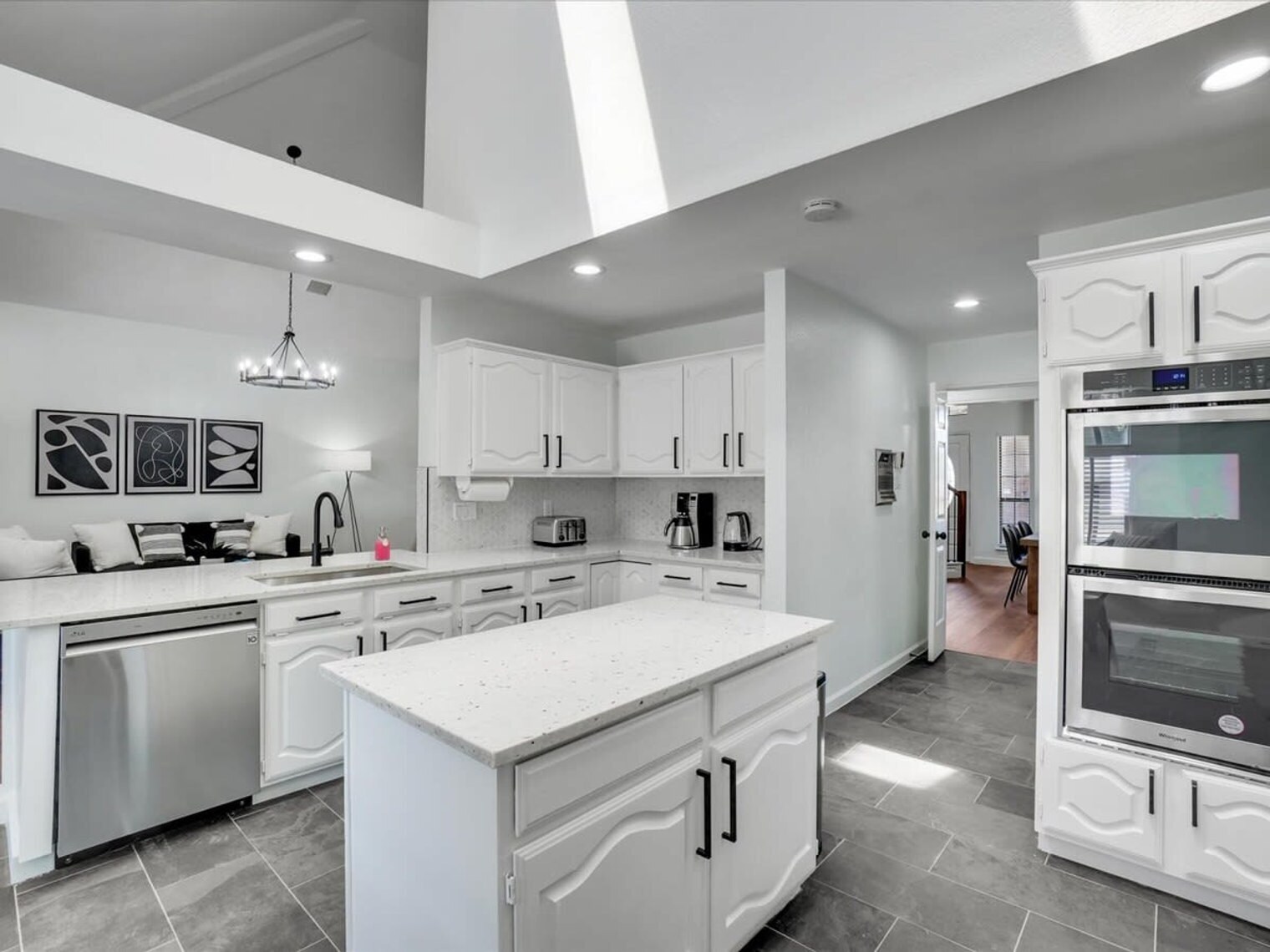 Building Photo - 922 Blackstone Dr
