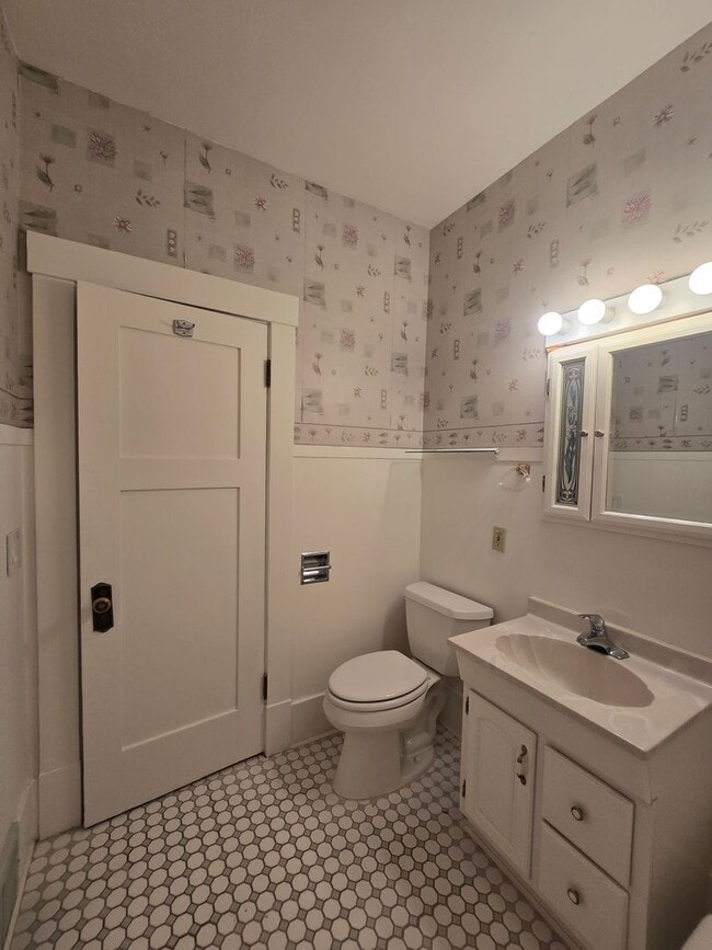 Building Photo - 3 bed 3 bath available!