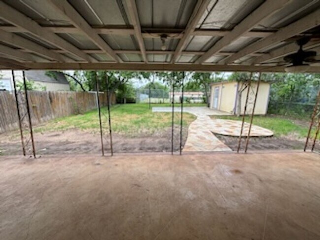 Building Photo - Inside loop 410/ Single story