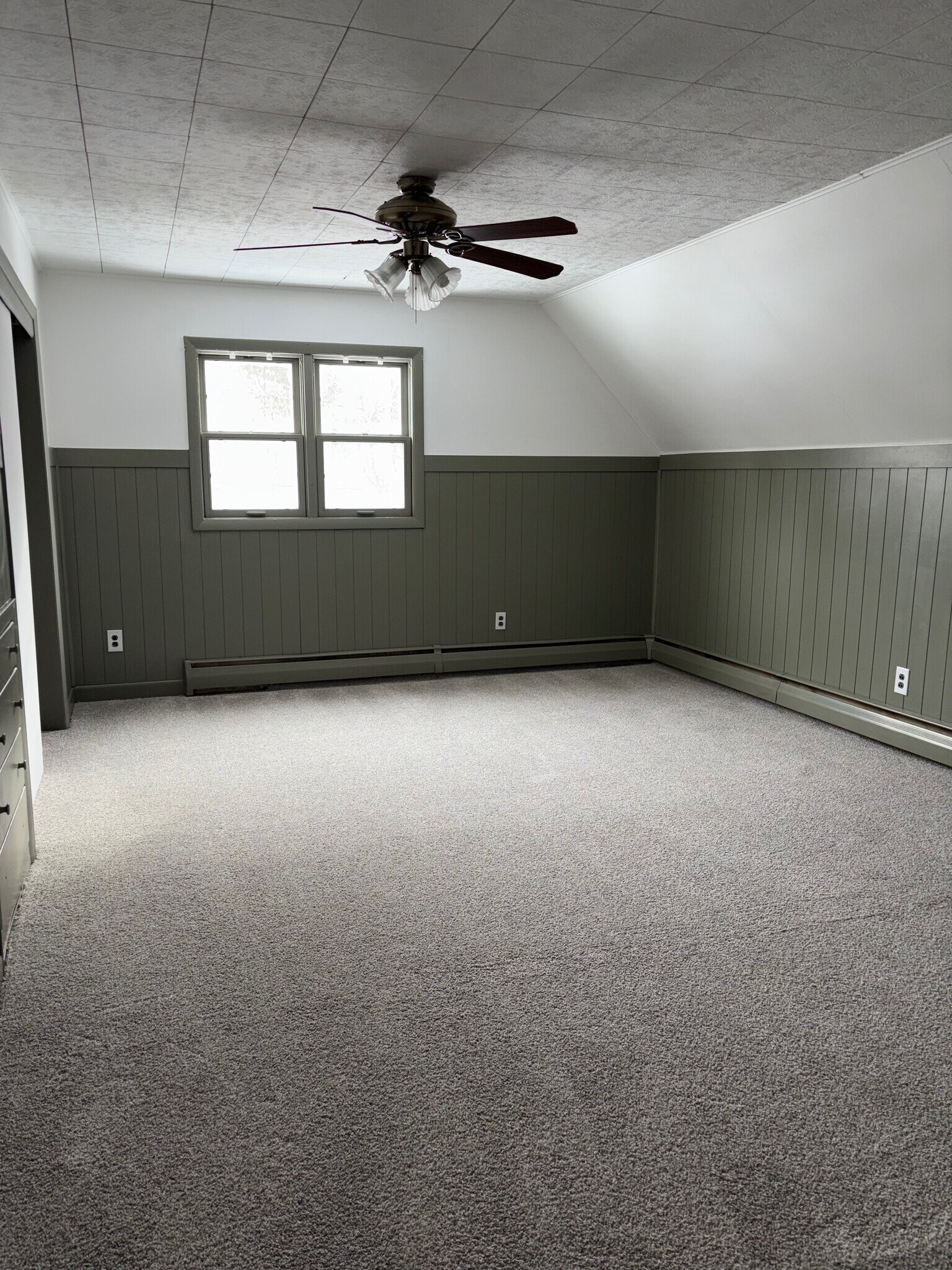 Bedroom 1 - 32 Front St