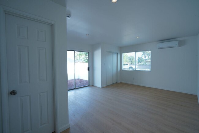 Building Photo - 1443 N Riverside Ave