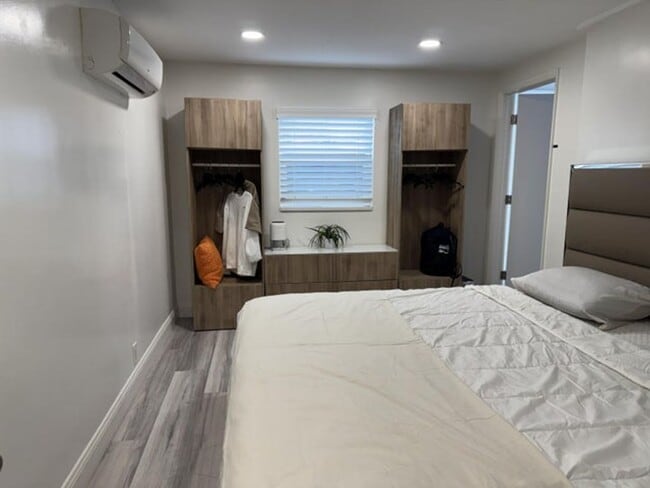 Building Photo - 200 NE 56th St