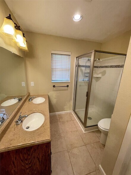 Building Photo - 1714 Crescent Dr