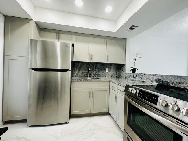 Building Photo - 1333 E Hallandale Beach Blvd