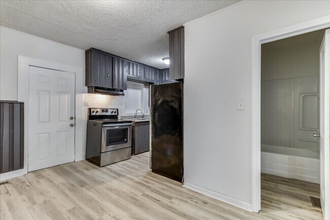 Building Photo - 2 Bedroom 1 Bath with attached garage. Move In ready Southeast Wichita