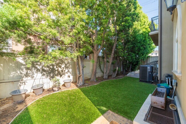 Building Photo - Luxury Detached Townhome in Redondo Beach