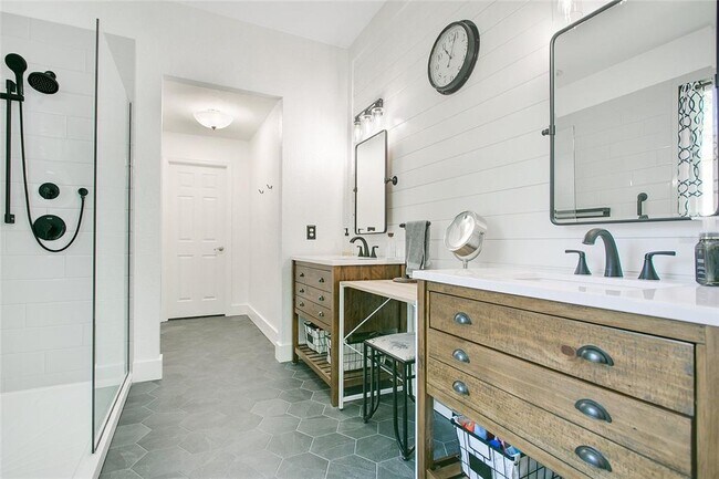 Building Photo - 8555 Abbotsbury Dr
