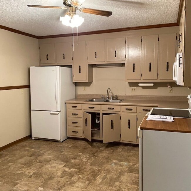 Building Photo - 2 bedroom 1 Bath with Carport