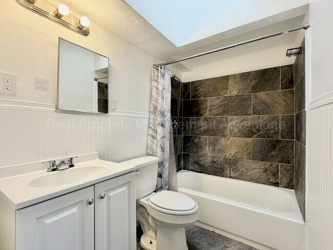 Building Photo - Beautiful Mid-Century 3 Bedroom Steps from Detroit Golf Club!