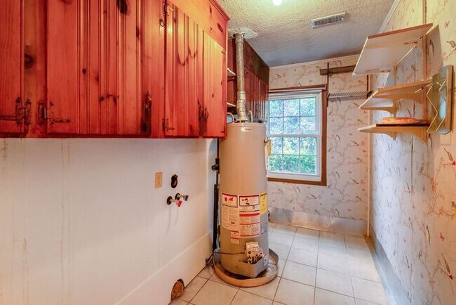 Building Photo - Space to Live, Room to Dream, 4BR/2BA with flex space, office, 2 car dettached garage and ample p...