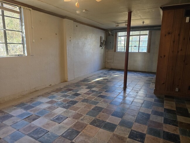 Building Photo - 1831 W 1st St