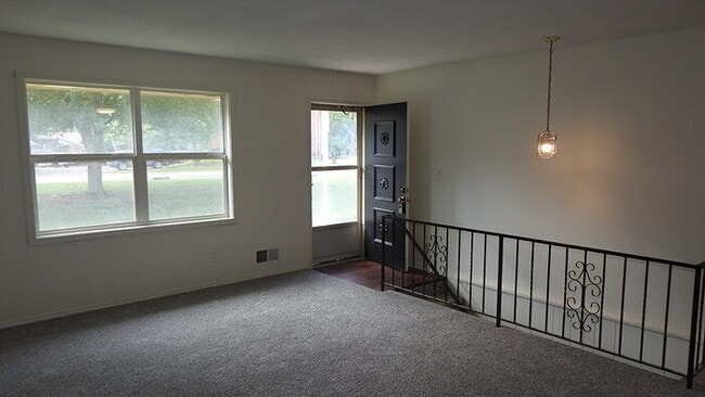 Building Photo - Rental Ready- Townhome in Raytown - 3bed 1...