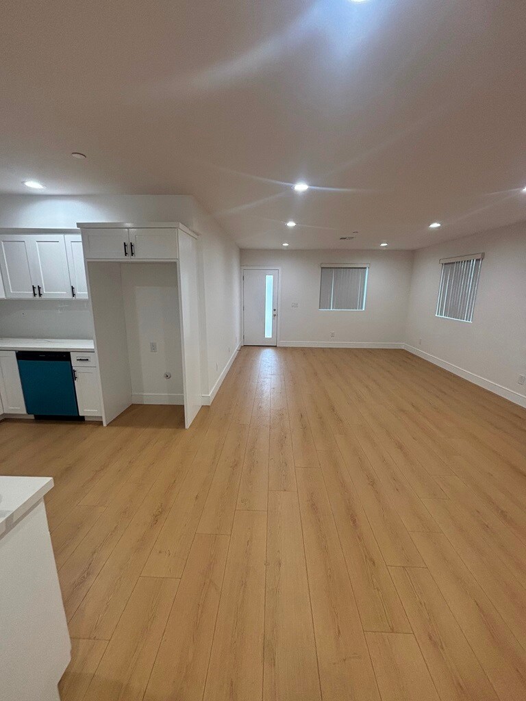 Building Photo - 5526 S Wilton Pl