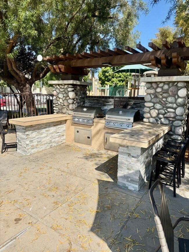Building Photo - 3 bed 2 car garage condo for rent in Murrieta