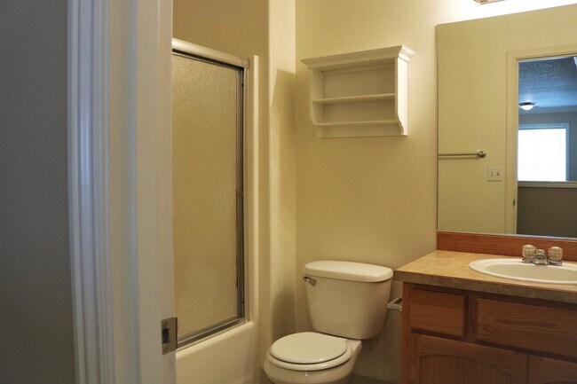 Building Photo - Home Sweet Home! 4 Bedroom/2.5 Bath in Salmon Creek: Available 10/10!