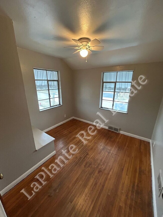 Building Photo - 1421 N Ravine Pkwy