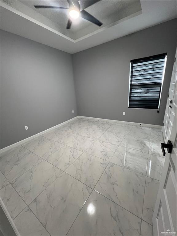 Building Photo - 19 E Iris Ave