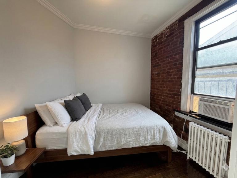 Building Photo - 410 E 13th St