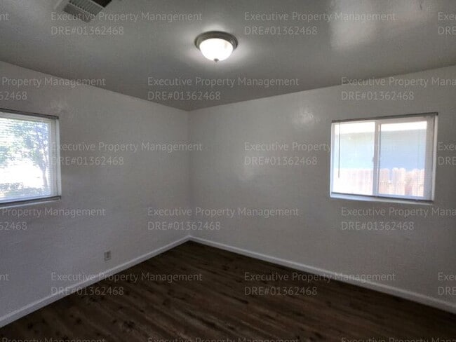 Building Photo - 4 bedroom/ 1 bathroom near schools, park, ...