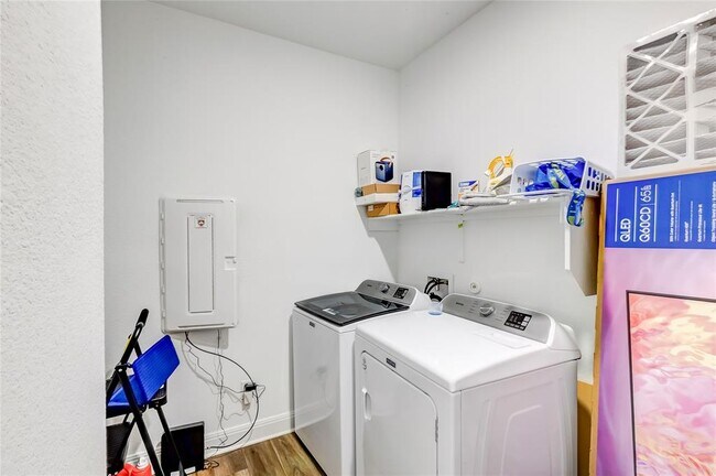 Building Photo - 533 Pickrell Lp